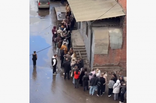 Москвичи выстроились в очередь за бесплатными тюльпанами и попали на видео