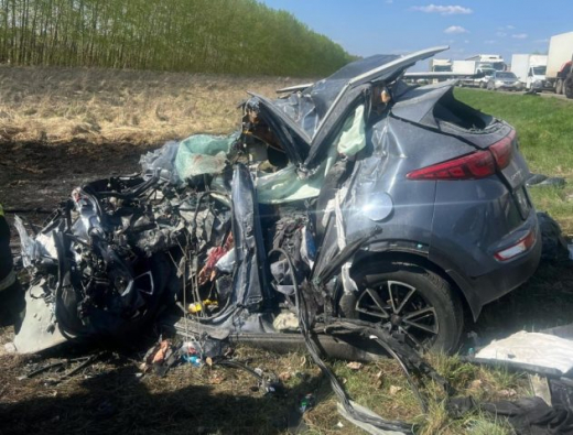 Двое москвичей погибли в лобовом столкновении с грузовиком на трассе под Воронежем