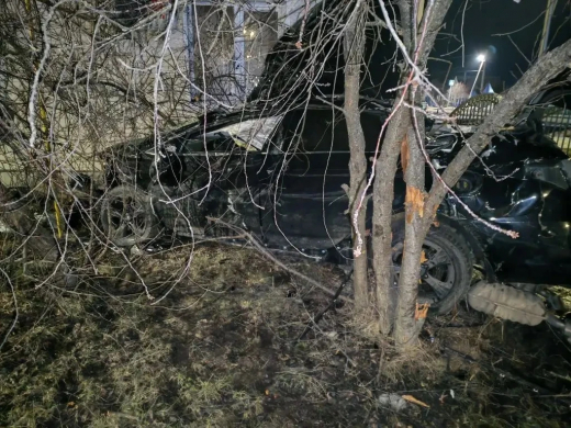 Иномарка влетела в дом в воронежском райцентре: пострадал подросток