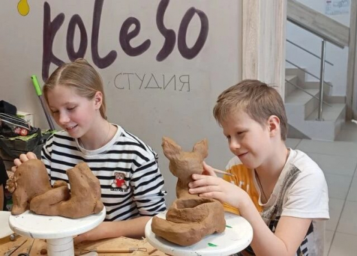 Воронежцы переехали в село, чтобы открыть гончарную мастерскую для детей