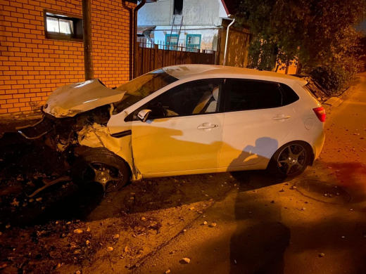 Пьяный водитель на иномарке врезался в жилой дом в Воронеже