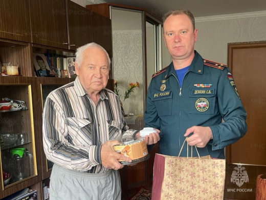 Сотрудники МЧС России поздравили ветерана пожарной охраны Анатолия Волчкова с 85-летием