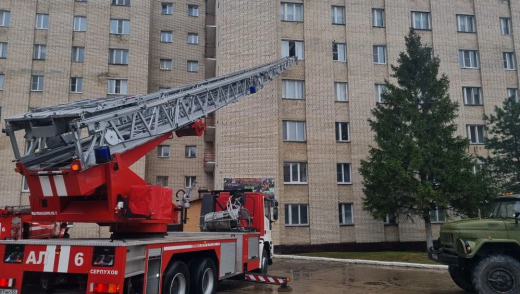 Сотрудники МЧС провели учения в военном общежитии Серпухова
