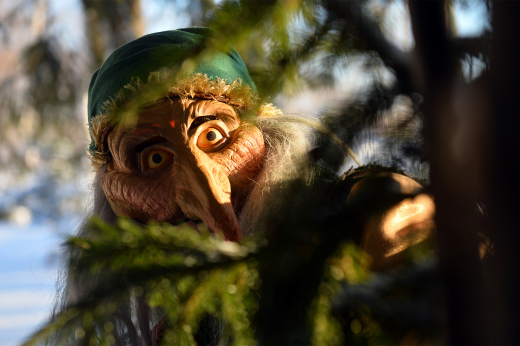 Двор в районе Орехово-Борисово украсили скульптурами Бабы-Яги и Кощея Бессмертного