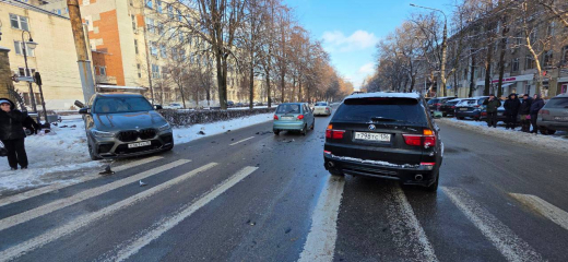 Момент аварии с вылетевшией на пешеходов BMW в Воронеже попал на видео