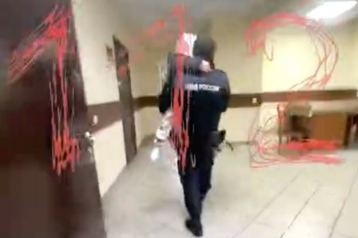 112: Москвичка пыталась спасти соседского ребенка от пьющей матери, а та избила ее