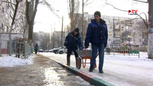 «Чтобы люди прошли на работу». Дворники в Воронеже вступили в борьбу с гололёдом