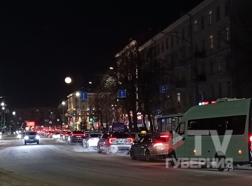 Воронежцы идут пешком домой на морозе из-за огромных пробок