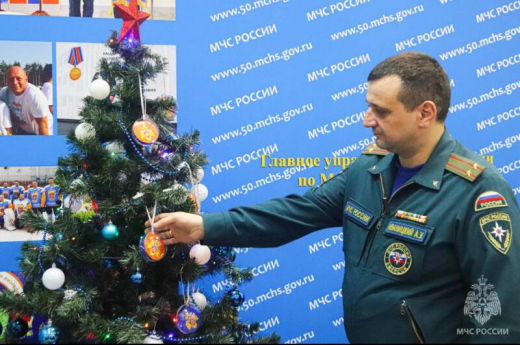 В рамках акции «Ёлка желаний» заместитель начальника Главного управления Артем Иваницкий исполнил мечту дочери пожарного