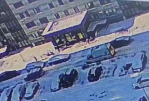 Машина скорой помощи застряла в одном из дворов Воронежа