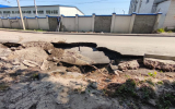 Мощный ливень смыл асфальт на оживлённой дороге в Воронеже