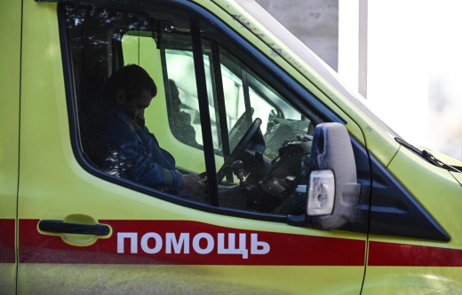 В Химках глыба льда со снегом рухнула с моста на автомобиль