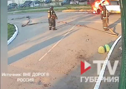 Прохожие отбежали от горящего фургона в Воронеже, ожидая взрыв: видео