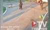 Прохожие отбежали от горящего фургона в Воронеже, ожидая взрыв: видео