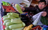Перцем в глаз за пучок кинзы. Соседи устроили настоящую битву с продавцами овощей
