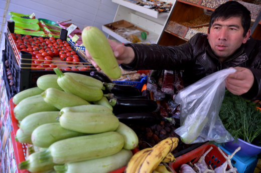 Перцем в глаз за пучок кинзы. Соседи устроили настоящую битву с продавцами овощей