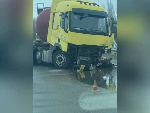 Большегруз раздавил легковушку, вылетевшую на встречку в Воронежской области