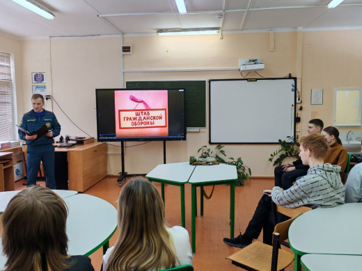 Сотрудники МЧС России провели профориентационные встречи со школьниками и студентами Подмосковья