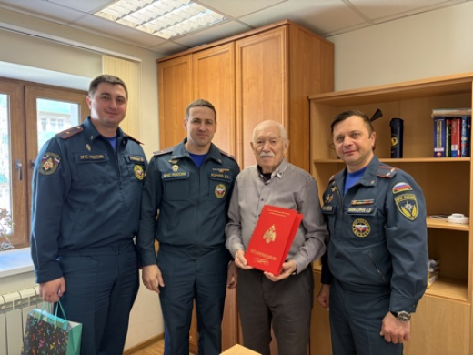 Сотрудники МЧС России поздравили с 80-летним юбилеем ветерана пожарной охраны Юрия Александровича Ковалева