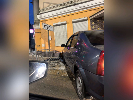 Легковушка снесла ограждение и перегородила тротуар в центре Воронежа