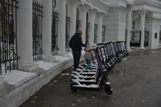 Самокатчик сбил 4-летнюю девочку у поликлиники в Воронеже