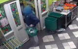 Вор напал с ножом на сотрудников супермаркета в Москве ради корзины продуктов