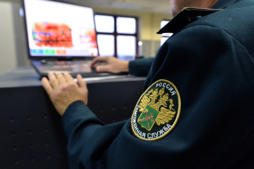 Россиянин привез из Китая украшения и часы и попал под дело о контрабанде