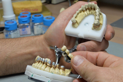 Бактерии разъели москвичу сердце после визита к стоматологу