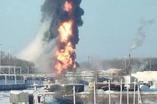 Цистерны грузового поезда загорелись из-за схода вагонов в Мичуринске