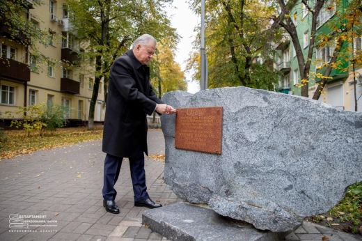 Памятник в честь 300-летия первой государственной школы обновили в Воронеже