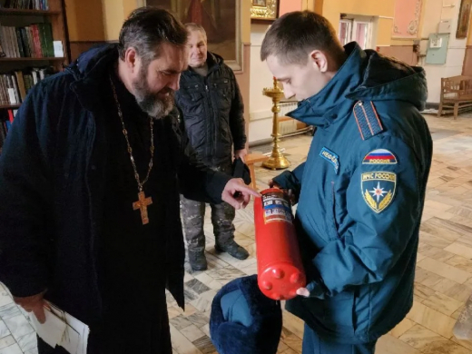 Сотрудники МЧС проверили пожарную безопасность в храмах Серебряных Прудов