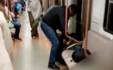 Пассажир московского метро напал и избил мужчину из-за длинных волос