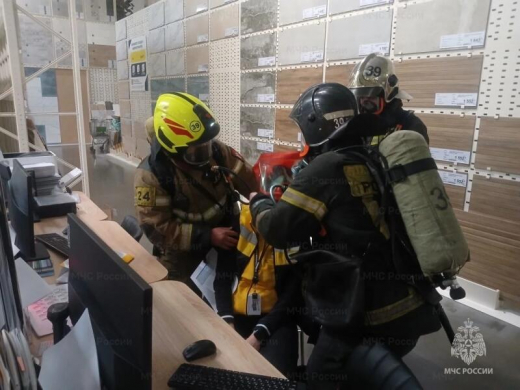 Пожарные Наро-Фоминска провели учения в гипермаркете строительных материалов