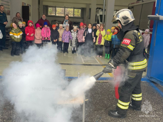 Школьники Химок познакомились с пожарными