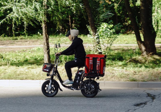 SuperJob: Зарплата курьеров на 12 % выше, чем у людей с высшим образованием