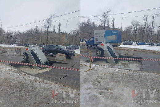 В Воронеже вытащили машину, которая провалилась под асфальт на улице Циолковского