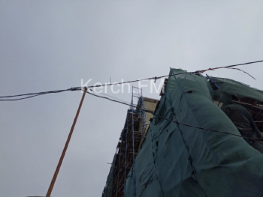 На Театральной уже более недели над дорогой низко свисает кабель