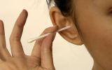Соведущий Малышевой развеял главный миф о гигиене ушей
