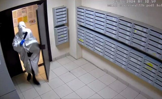 Незнакомец в костюме привидения разбил камеры наблюдения в воронежском ЖК