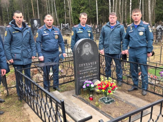 Пушкинские пожарные почтили память коллег перед профессиональным праздником