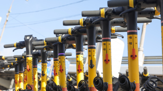 Школьники на электросамокате сбили пенсионера в Москве и скрылись