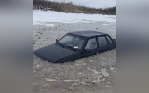 Затонувшую легковушку обнаружили в карьере у воронежского села