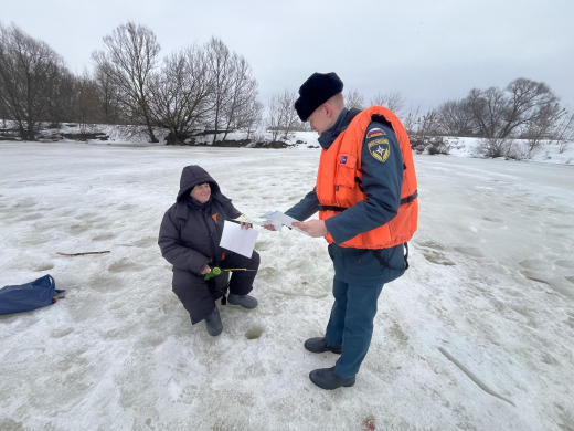 В Воскресенске сотрудники МЧС продолжают проводить профилактические рейды на тонком льду: безопасность превыше всего