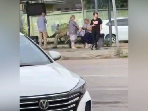 Пенсионер вышел из автобуса в Воронеже и умер на остановке