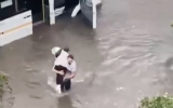 Водитель застрявшей в луже маршрутки вынес пассажиров на руках