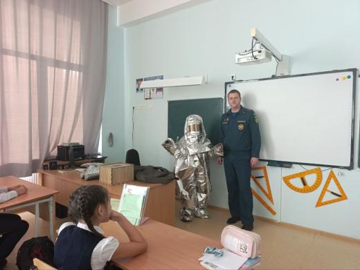 Сотрудники МЧС России проводят уроки безопасности в крымских школах