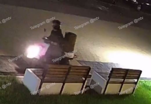 «Всё в дом, всё в семью»: воронежец на мопеде похитил мусорку из двора многоэтажки