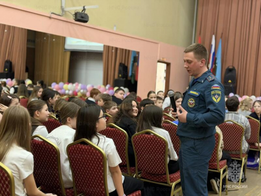 Сотрудники МЧС России проводят для школьников Одинцово уроки безопасности «Осторожно! Тонкий лед!»