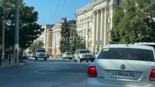 Провалы на центральных дорогах Керчи заасфальтировали