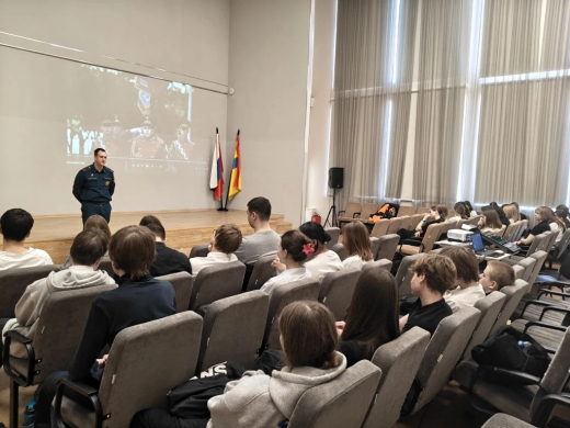 Занятия про профориентации проводят сотрудники МЧС для старшеклассников в Ленинском и Домодедовском округах